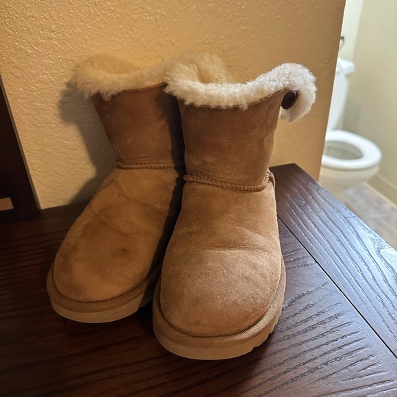 UGG Tan Boots with Cream Fur & Bow - Picture 6 of 7
